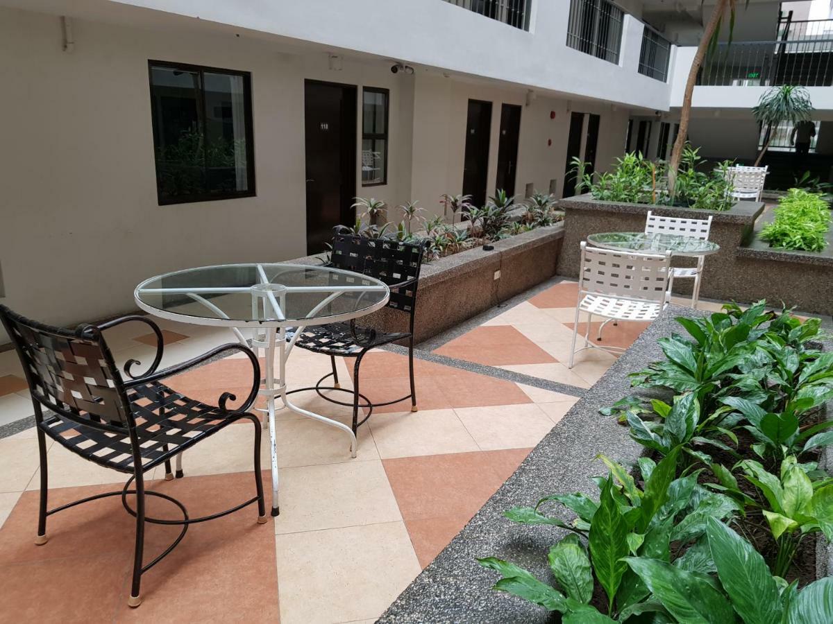 Heart Of The City Studio With Balcony Davao Stadt Exterior foto